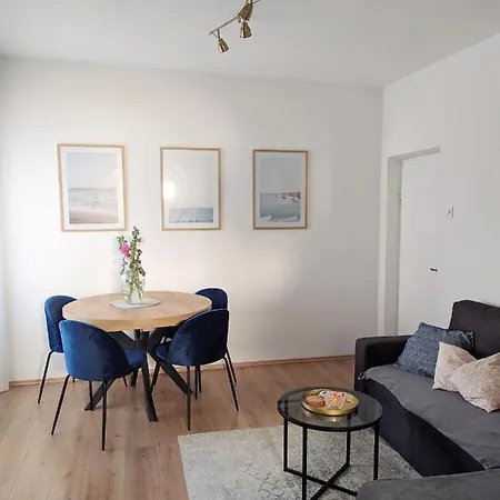 Modern With 3 Bedrooms Apartment *